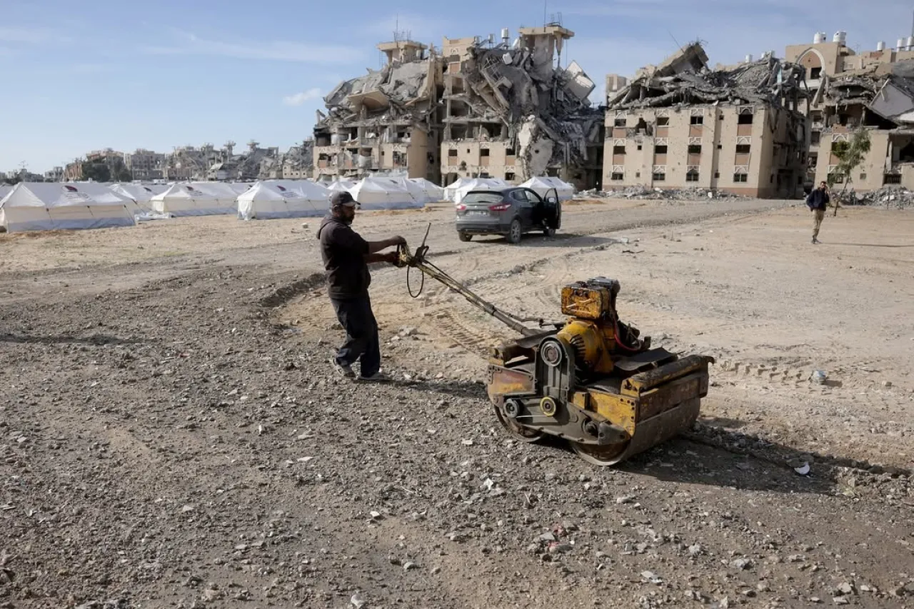 Palestinian Laborers Begin Rubble Clearance in Gaza's Khan Younis